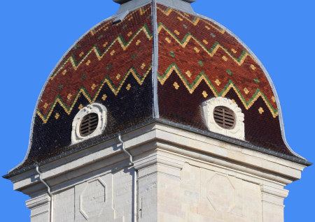 Détail du motif de tuiles de l'église de Pesmes, photo C. Quillon