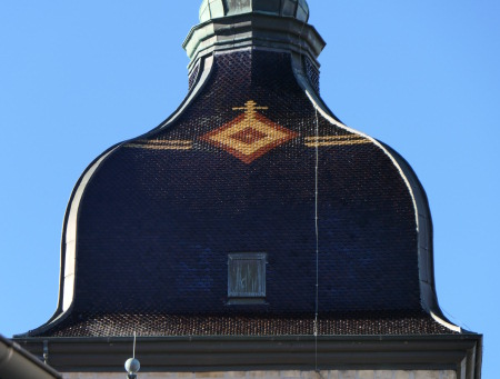 Motif de tuiles dessinant une croix, photo Y. Bessero