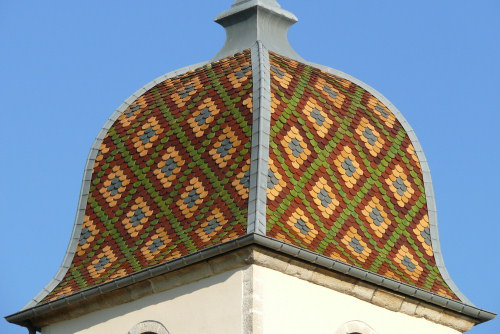 Détail du motif de tuiles de l'église de Pouligney-Lusans, photo Y. Bessero