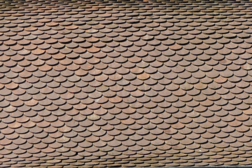 Tuiles monochromes du clocher de Pugey, photo Y. Bessero