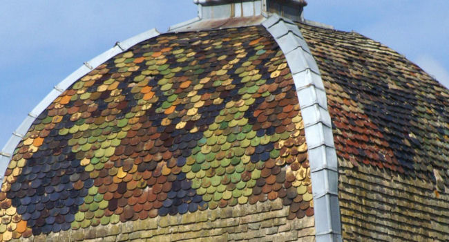 Détail du motif de tuiles du clocher de l'église de Quenoche, photo J. Masset