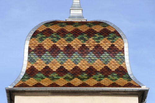 Détail du motif de tuiles du clocher de l'église de Quenoche, photo Y. Bessero
