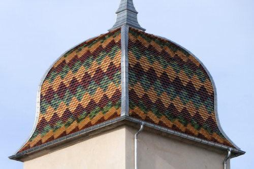 Détail du motif de tuiles du clocher de l'église de Quenoche, photo Y. Bessero