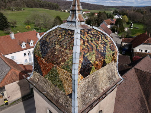 Détail du motif de tuiles du clocher de l'église de Quenoche, photo E. Rey