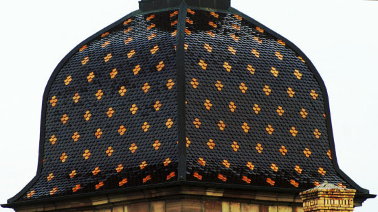 détail du motif de tuiles de l'église de Quers, photo J. Masset