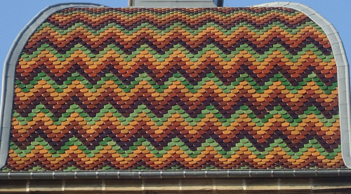 Détail du motif de tuiles du clocher de Raincourt, photo E. Ozenne