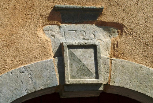 Pierre datée sur le portail de l'église de Rancenay, photo J. Masset