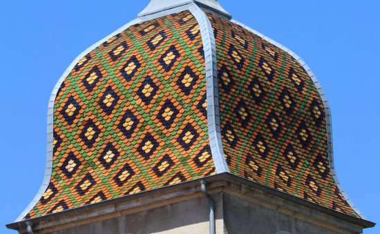 Détail du motif de tuiles du clocher de l'église de Rans, photo C. Quillon