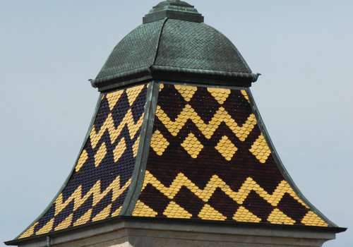 Détail du motif de tuiles du clocher de l'église de Recologne, photo M. Morlin