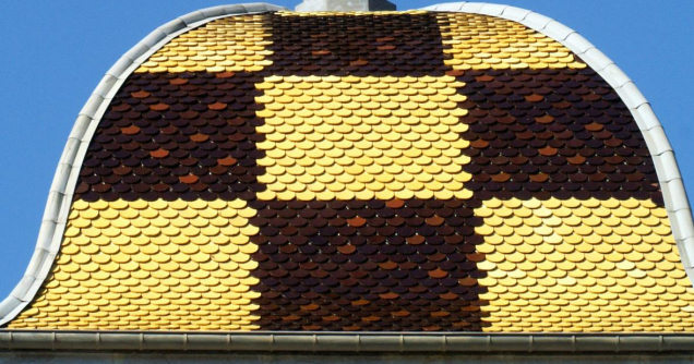 Détail du motif de tuiles du clocher de Rigney, photo J. Masset