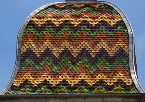 Détail du motif de tuiles du clocher de Roche-et-Raucourt, photo O. Pernot