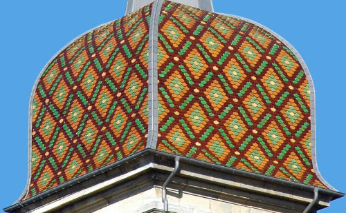 Motif de tuiles du clocher de l'église de Rochefort-sur-Nenon, photo M. Morlin