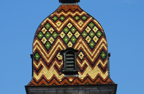 Détail du motif de tuiles du clocher de l'église de Rochejean, photo O. Pernot