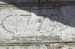 Pierre gravée sur le portail de l'église de Rochejean, photo O. Pernot