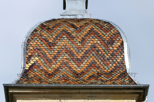 Détail du motif de tuiles du clocher de l'élise de Rosières-sur-Mance, photo Y. Bessero