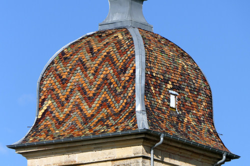 Détail du motif de tuiles du clocher de l'élise de Rosières-sur-Mance, photo Y. Bessero