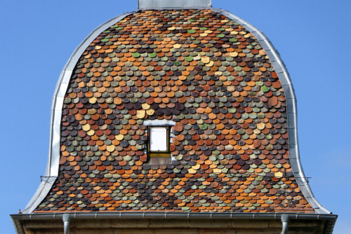 Détail du motif de tuiles du clocher de l'élise de Rosières-sur-Mance, photo Y. Bessero