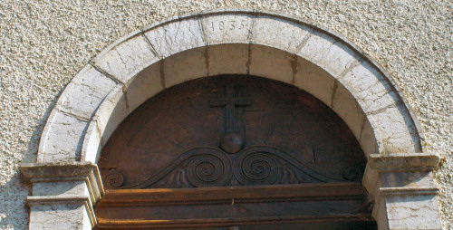 Pierre datée sur le fronton du porche de l'église de Rosureux, photo J. Masset