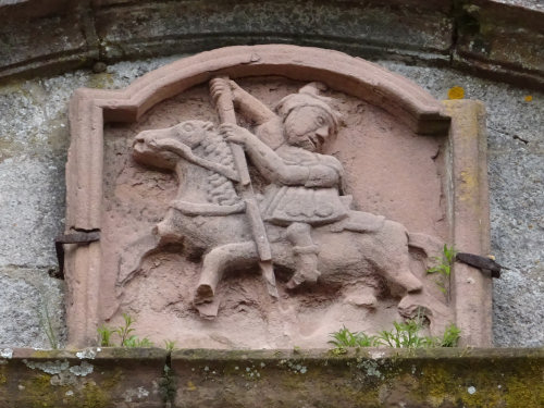 Sculpture au dessus du portail de l'église de Rougegoutte, photo O. Pernot