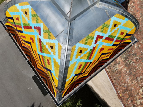 Détail du motif de tuiles du clocher de l'église de Roulans, photo E. Rey