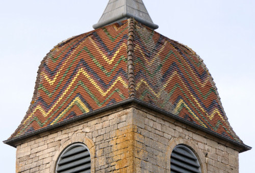 Détail du motif de tuiles du clocher de l'église de Rupt-sur-Saône, photo Y. Bessero