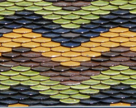 Détail du motif de tuiles de l'église de Saponcourt, photo Y. Bessero