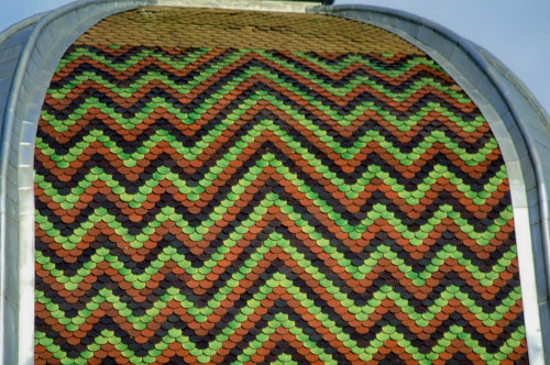 Détail du motif de tuiles du clocher de l'église de Scey-sur-Saône, photo J. Masset