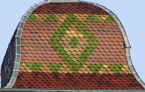 Détail du motif de tuiles du clocher de l'ancien temple de Seloncourt, photo M. Talant