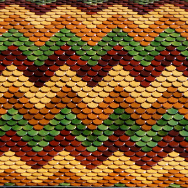 Détail du motif de tuiles du clocher de l'église de Senoncourt, photo Y. Bessero