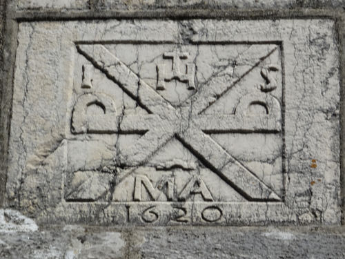 Pierre gravée à la base du 1er étage du clocher-porche de l'église de Septmoncel, photo O. Pernot