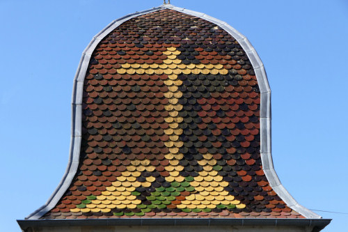 Motif des tuiles de la chapelle de Serre-les-Moulières, photo Y. Bessero