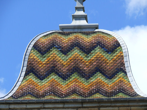 Détail du motif de tuiles de l'église de Serre-les-Sapins, photo Y. Bessero