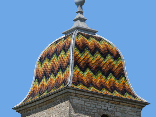 Motif de tuiles de l'église de Serre-les-Sapins, photo Y. Bessero