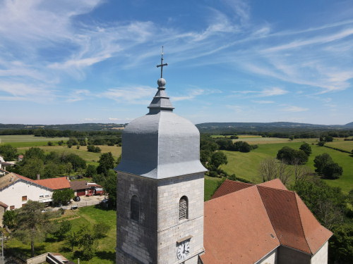 Le clocher de l'église de Servin, photo E. Rey