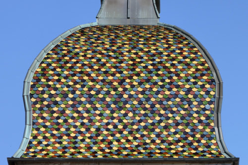 Détail du motif de tuiles du clocher de Motey-Besuche, photo Y. Bessero
