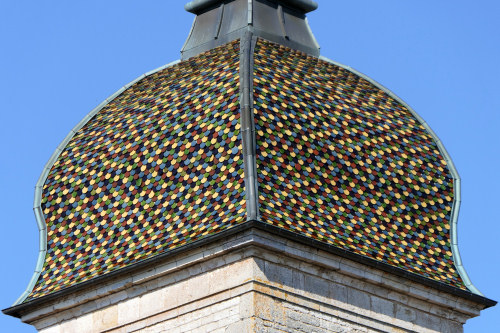 Motif de tuiles du clocher de Motey-Besuche, photo Y. Bessero