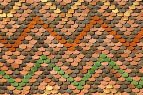 Motif de tuiles du clocher de l'église de Saint Bresson