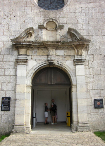 Porche de la chapelle Saint Etienne à Besançon, photo J. Masset