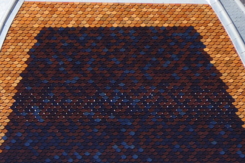 Détail du motif de tuiles du clocher de la Cathédrale Saint-Jean, photo Y. Bessero