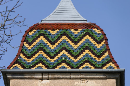 Détail de la couverture de tuiles du clocher de l'église de Saint-Julien-lès-Morey, photo Y. Bessero