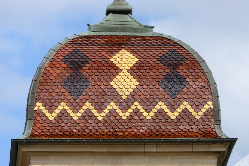 Détail du motif de tuiles du clocher de l'église de Saint-Marcel, photo Y. Bessero