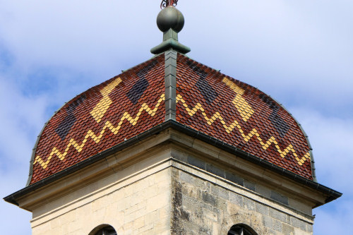 Détail du motif de tuiles du clocher de l'église de Saint-Marcel, photo Y. Bessero