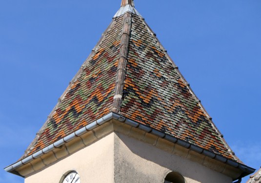 Motif de tuiles du clocher de l'église de Saint-Rémy-en-Comté, photo Y. Bessero