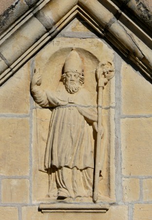 Statue de Saint Rémy au dessus du porche de l'église de Saint-Rémy-en-Comté, photo Y. Bessero