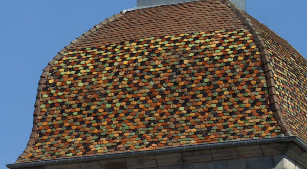 Détail du motif de tuiles du clocher de l'église de Sainte-Marie-en-Chanois, photo J.Masset