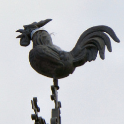 Le nouveau coq du clocher de l'église de Surmont, photo Y. Bessero