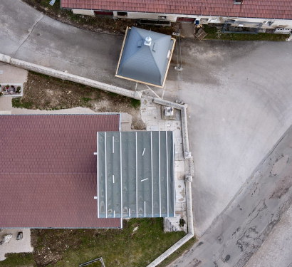 L'église de Surmont et son nouveau dôme en attente de pose, photo E. Rey