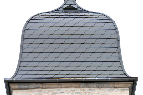 Détail de la couverture de tuiles du clocher de l'église de Surmont, photo Y. Bessero