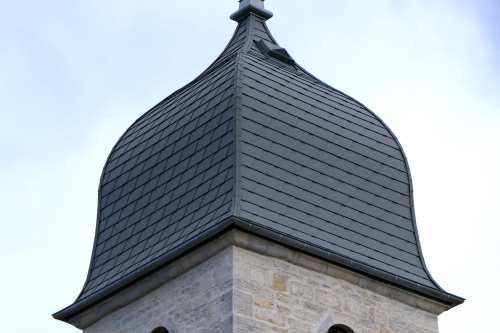 Détail de la couverture de tuiles du clocher de l'église de Surmont, photo Y. Bessero