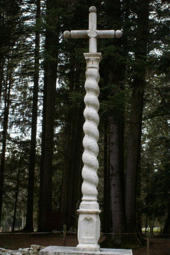 Croix sculptée devant la chapelle d'Urtière; photo J. Masset